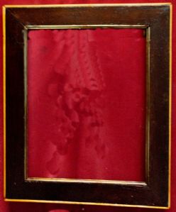 Cornice in noce con filetto interno in ottone ed esterno in acero XIX° sec. luce cm.27 x 35 est. cm.38 x 47